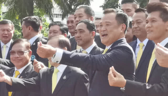 'อนุทิน'​ เข้าสธ.วันแรก​ ขรก.ขานรับนโยบายกัญชารักษาโรค