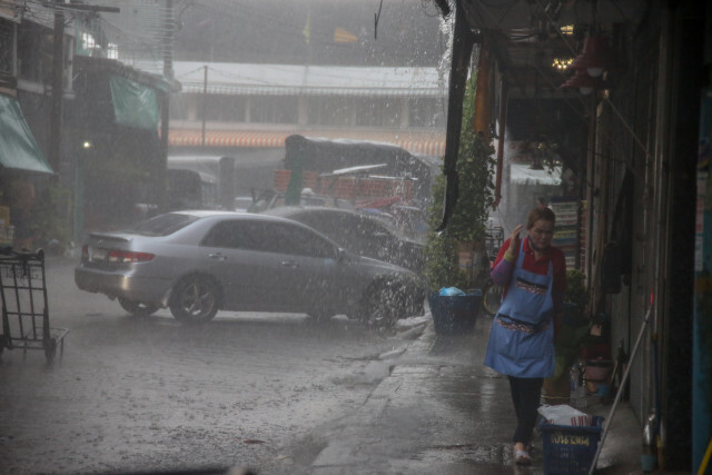 เตือน ฝนตกหนักถึงหนักมาก! บริเวณภาคใต้ ภาคตะวันออก และคลื่นลมแรง