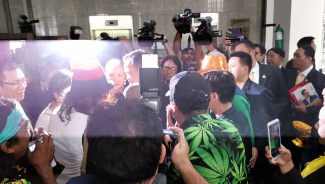 'กองเชียร์กัญชา'​ บุกกระทรวงสาธารณสุข​ รับ​ รมว.อนุทิน​  ตะโกน​ 'รวยๆๆ'​