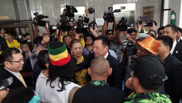 'กองเชียร์กัญชา'​ บุกกระทรวงสาธารณสุข​ รับ​ รมว.อนุทิน​  ตะโกน​ 'รวยๆๆ'​