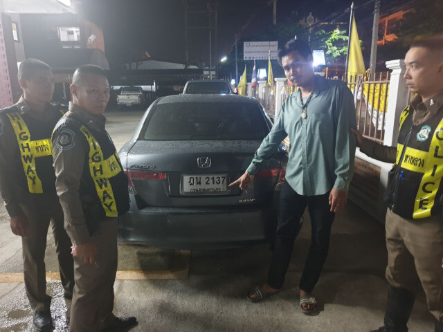 ตร.ทล.นครปฐมสกัดจับหนุ่มปลอมทะเบียนรถพบประวัติอุกฉกรรจ์อื้อ