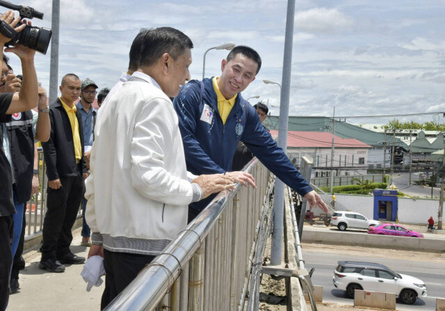 'ศักดิ์สยาม' ลงพื้นที่ดูจุดรถติดถนนพระราม 2