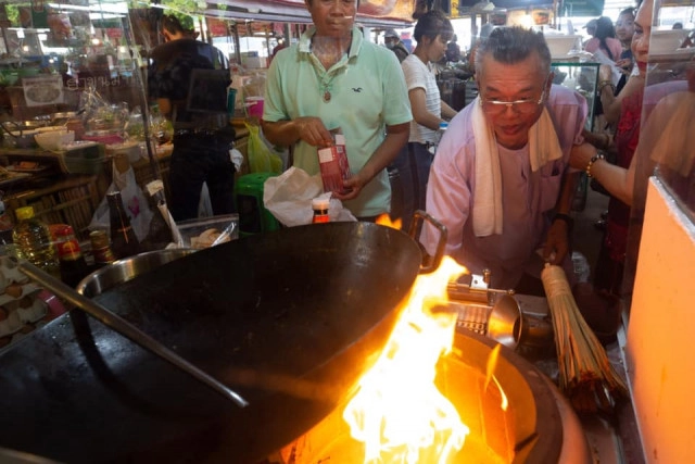 โซเชียลแชร์เรื่องราว "จากเสี่ยพันล้าน สู้คดีฟ้องร้องจนหมดตัว สู่พ่อค้าราดหน้า" เพื่อ "ลูก"