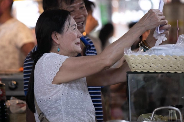 โซเชียลแชร์เรื่องราว "จากเสี่ยพันล้าน สู้คดีฟ้องร้องจนหมดตัว สู่พ่อค้าราดหน้า" เพื่อ "ลูก"