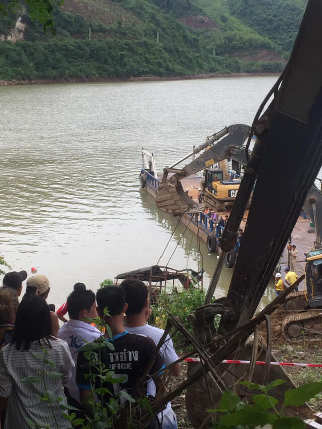 รถขนคนงานเขื่อนไซยะบุรี เบรกแตกพุ่งตกน้ำโขง คนงาน ดับ 6