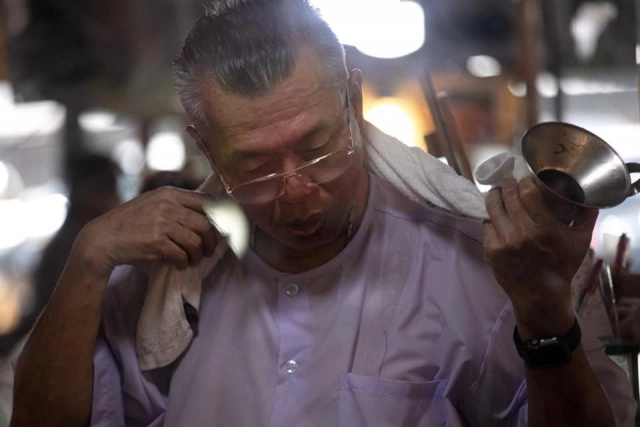 โซเชียลแชร์เรื่องราว "จากเสี่ยพันล้าน สู้คดีฟ้องร้องจนหมดตัว สู่พ่อค้าราดหน้า" เพื่อ "ลูก"