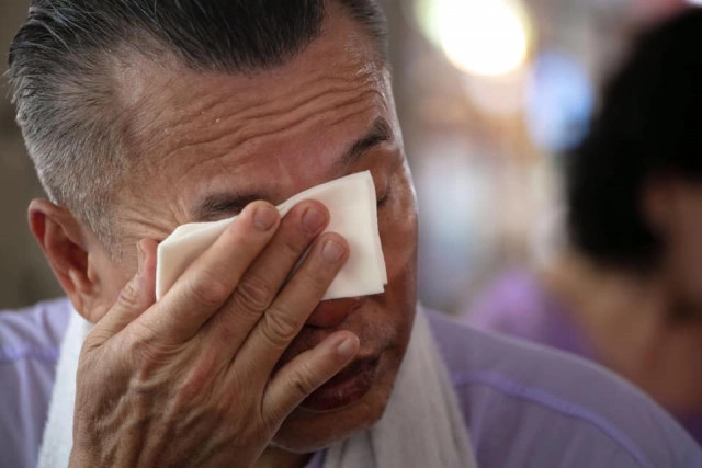 โซเชียลแชร์เรื่องราว "จากเสี่ยพันล้าน สู้คดีฟ้องร้องจนหมดตัว สู่พ่อค้าราดหน้า" เพื่อ "ลูก"