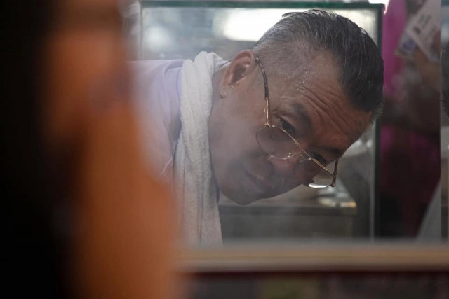 โซเชียลแชร์เรื่องราว "จากเสี่ยพันล้าน สู้คดีฟ้องร้องจนหมดตัว สู่พ่อค้าราดหน้า" เพื่อ "ลูก"