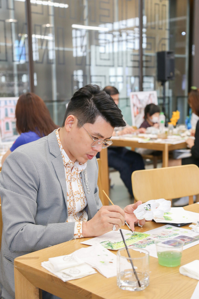 เซเลบริตี้ โชว์ฝีมือ วาดภาพ ในงาน "Art Macao Workshop"