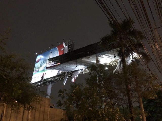 พายุถล่มพัดป้ายโฆษณา ย่านวิภาวดีหักคาเสา