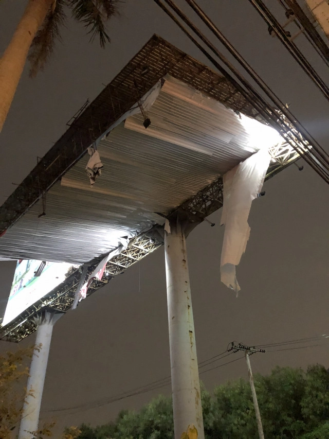 พายุถล่มพัดป้ายโฆษณา ย่านวิภาวดีหักคาเสา