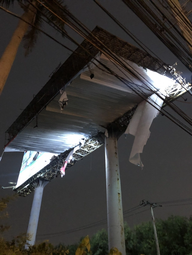 พายุถล่มพัดป้ายโฆษณา ย่านวิภาวดีหักคาเสา