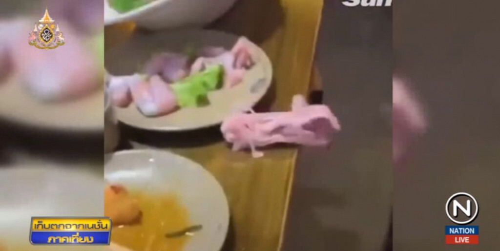 กรี๊ด!...ไก่ดิบซอมบี้ ไม่ยอมถูกกิน กระดึบหนีออกจากจาน กรี๊ด!...ไก่ดิบซอมบี้ ไม่ยอมถูกกิน กระดึบหนีออกจากจาน
