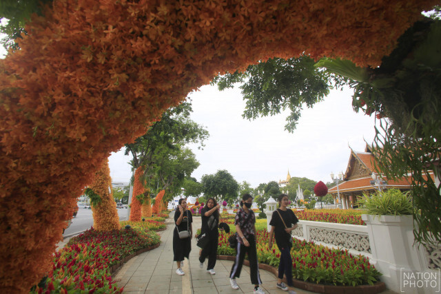 ประดับดอกไม้ บริเวณถนนราชดำเนิน