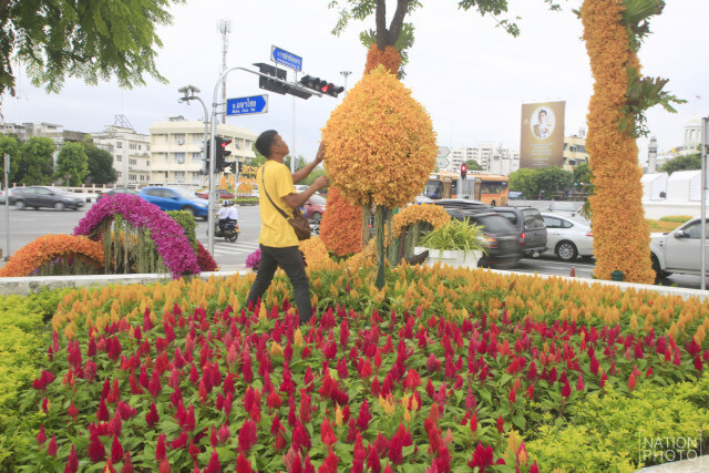 ประดับดอกไม้ บริเวณถนนราชดำเนิน