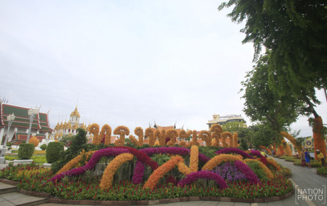 ประดับดอกไม้ บริเวณถนนราชดำเนิน