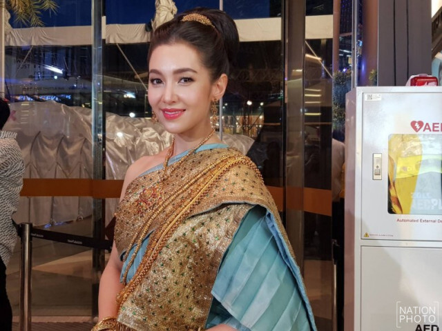 "เบลล่า"  สัมผัสมนต์ขลัง ระหว่างรำถวายหอแก้ว