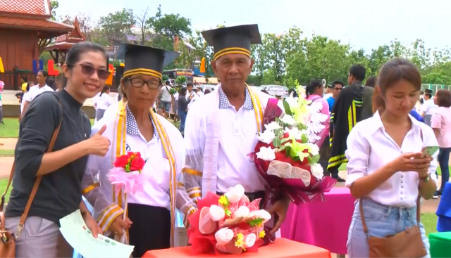 ผู้สูงอายุรับวุฒิบัตรปัญญาบัตร