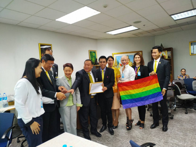 "อุกฤษณ์" ครูข้ามเพศ พบ รมว.พม. ขอความเป็นธรรม หลังโดนประเมินต่ำ