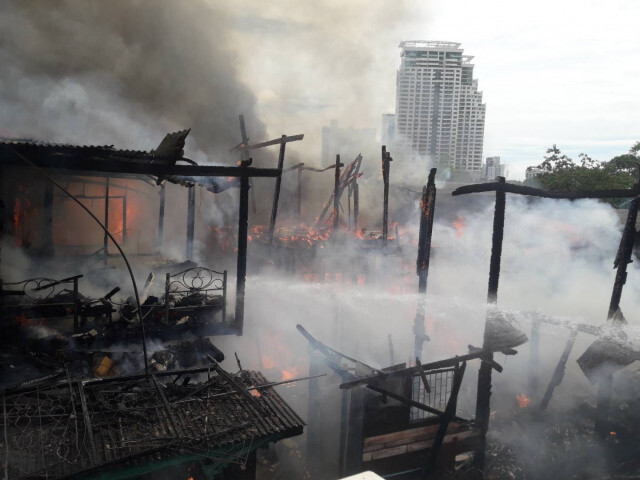 เพลิงไหม้บ้านเรือนประชาชน ย่านคลองเตย วอด 8 หลัง โชคดีไม่มีผู้บาดเจ็บหรือเสียชีวิต