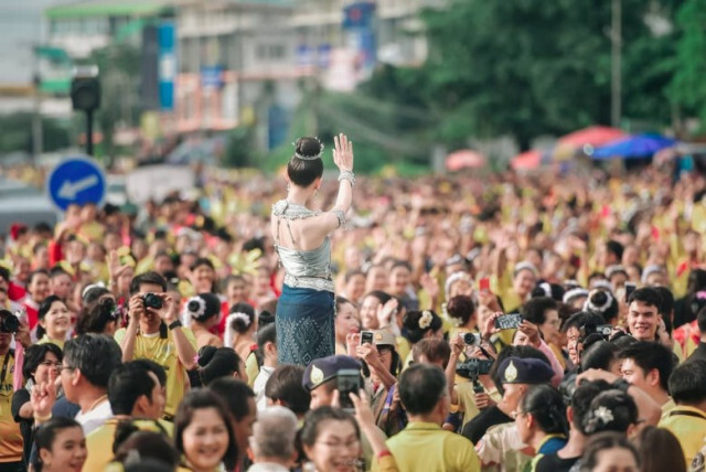 "เบลล่า"  สัมผัสมนต์ขลัง ระหว่างรำถวายหอแก้ว
