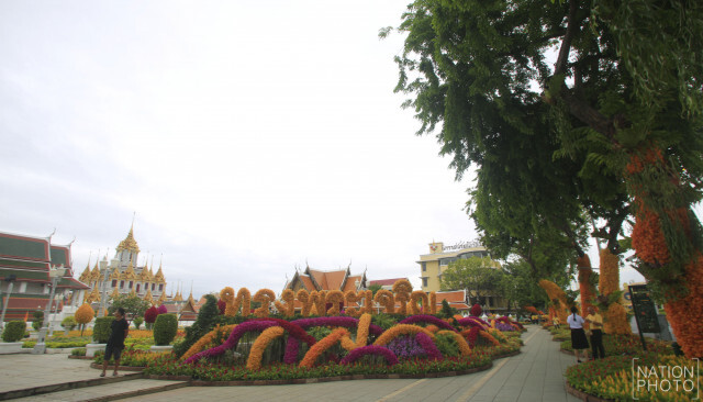 ประดับดอกไม้ บริเวณถนนราชดำเนิน
