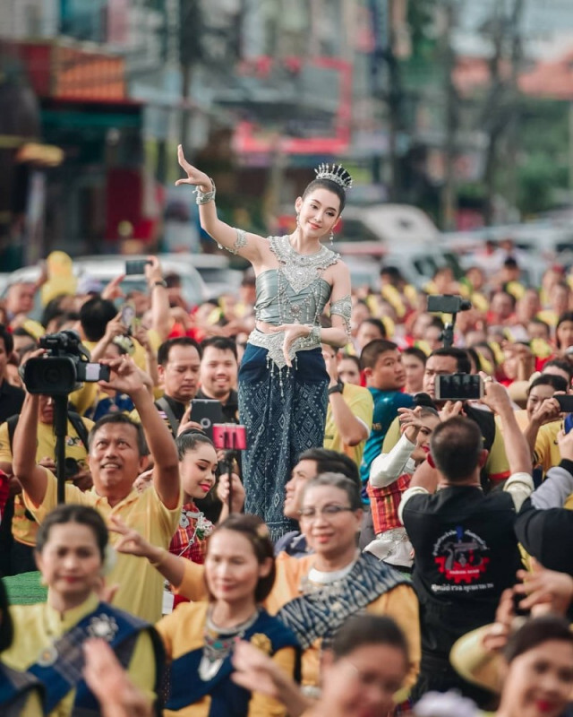 "เบลล่า"  สัมผัสมนต์ขลัง ระหว่างรำถวายหอแก้ว