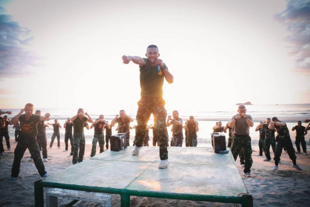 "บัวขาว บัญชาเมฆ" ฝึกทหารอย่างโหด