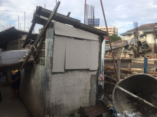 ฝนตกเครนทรุดล้มทับบ้านประชาชน เจ็บ 1 ราย