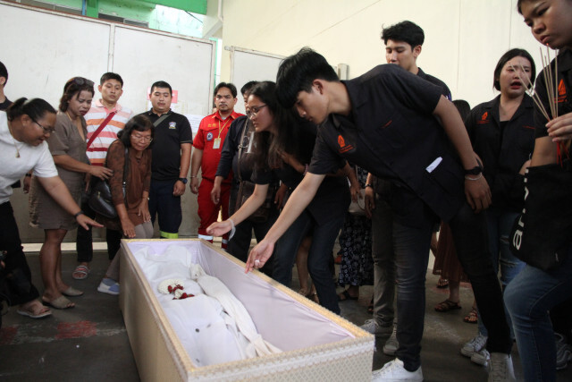 เพื่อนเศร้ารับศพน.ศ.เทคโนอุตฯ ญาติวอนจับคนร้ายให้ได้โดยเร็ว