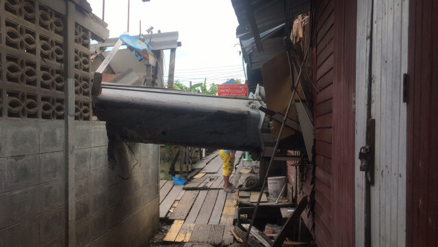 ฝนตกเครนทรุดล้มทับบ้านประชาชน เจ็บ 1 ราย