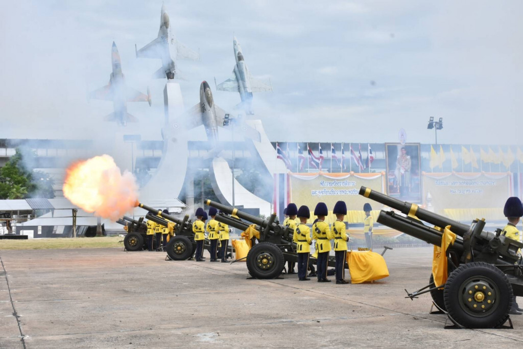 3 เหล่าทัพ ยิงสลุตหลวงเฉลิมพระเกียรติในหลวง 3 เหล่าทัพ ยิงสลุตหลวงเฉลิมพระเกียรติในหลวง