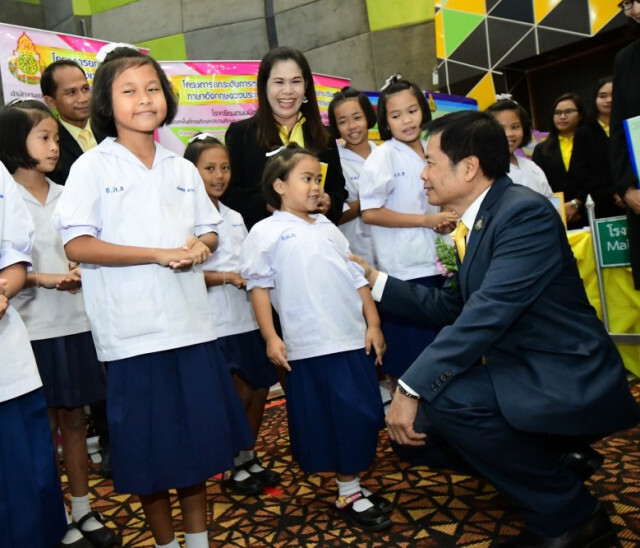กพฐ.กำชับ 2.9 หมื่นโรงเรียน คุมน้ำหนักกระเป๋าเด็ก