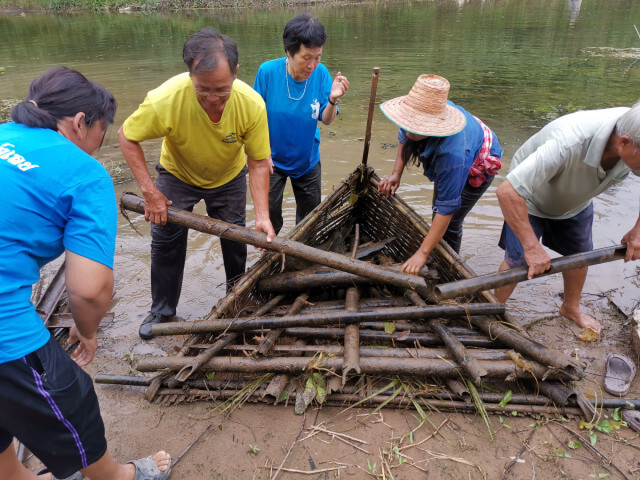 ชาวบ้านกลาง​ บุกพบ​ "ผวจ.เลย"​ ค้าน​ปตร.ศรีสองรัก​ ผันน้ำโขง​ เลย​ ชี​ มูล​ 1.56​ แสนล้าน