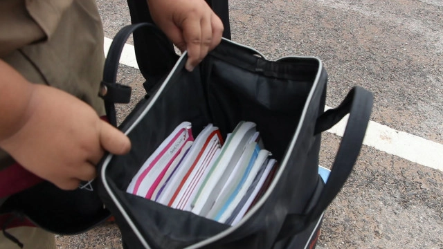 ยก "ตราชั่ง" ตรวจน้ำหนักกระเป๋านักเรียนโรงเรียนขอนแก่น