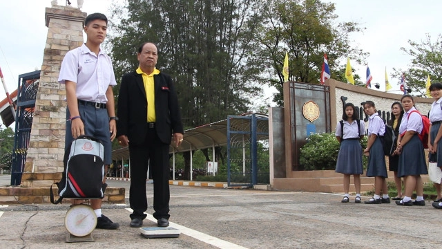 ยก "ตราชั่ง" ตรวจน้ำหนักกระเป๋านักเรียนโรงเรียนขอนแก่น