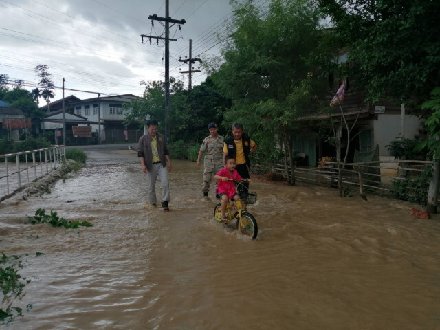 ฝนตกหนักทำให้น้ำไหลหลากในพื้นที่จังหวัดเชียงราย