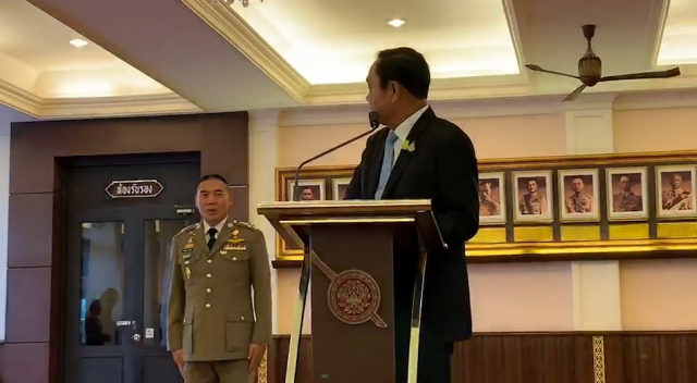 "บิ๊กตู่" ยิ้มกรุ้มกริ่ม! หันถาม ผบ.ตร. หลังสื่อถามเหตุป่วนโยง "ตำรวจไม่ยอมรับ" นายก