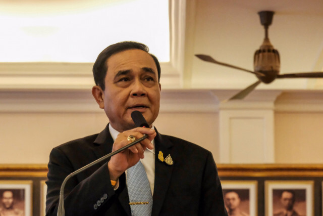 "บิ๊กตู่" ยิ้มกรุ้มกริ่ม! หันถาม ผบ.ตร. หลังสื่อถามเหตุป่วนโยง "ตำรวจไม่ยอมรับ" นายก