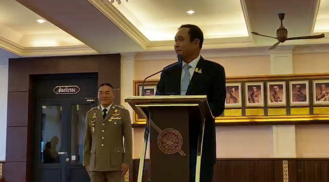 "บิ๊กตู่" ยิ้มกรุ้มกริ่ม! หันถาม ผบ.ตร. หลังสื่อถามเหตุป่วนโยง "ตำรวจไม่ยอมรับ" นายก