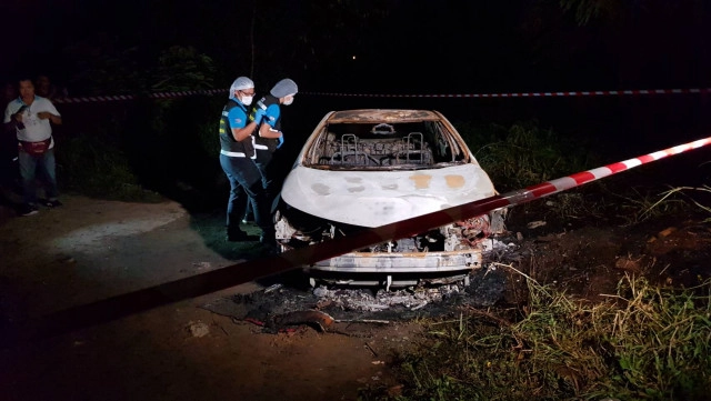 ไฟไหม้รถแท็กซี่คลอกโชว์เฟอร์ดับปริศนา