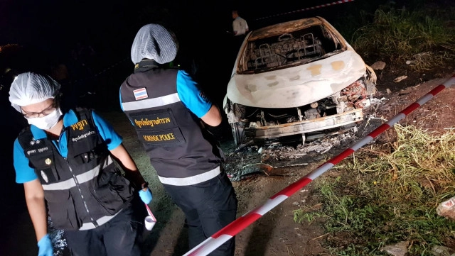 ไฟไหม้รถแท็กซี่คลอกโชว์เฟอร์ดับปริศนา