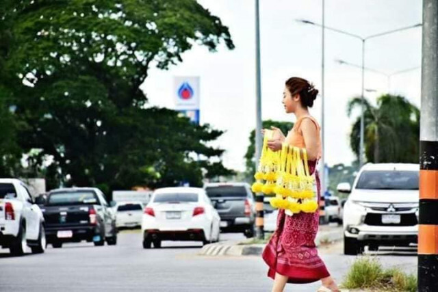 ตะลึงทั้งแยกไฟแดง!! สาวหน้าตาดีสวมชุดไทย ยืนขายพวงมาลัย