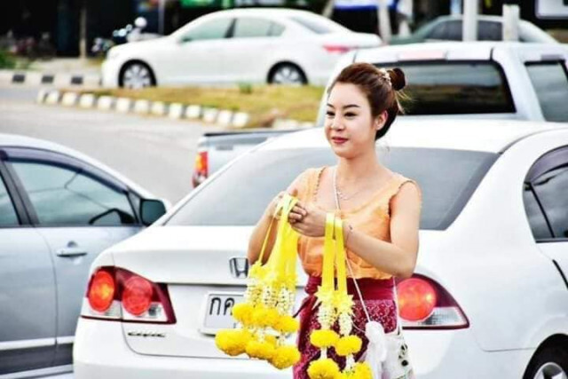 ตะลึงทั้งแยกไฟแดง!! สาวหน้าตาดีสวมชุดไทย ยืนขายพวงมาลัย