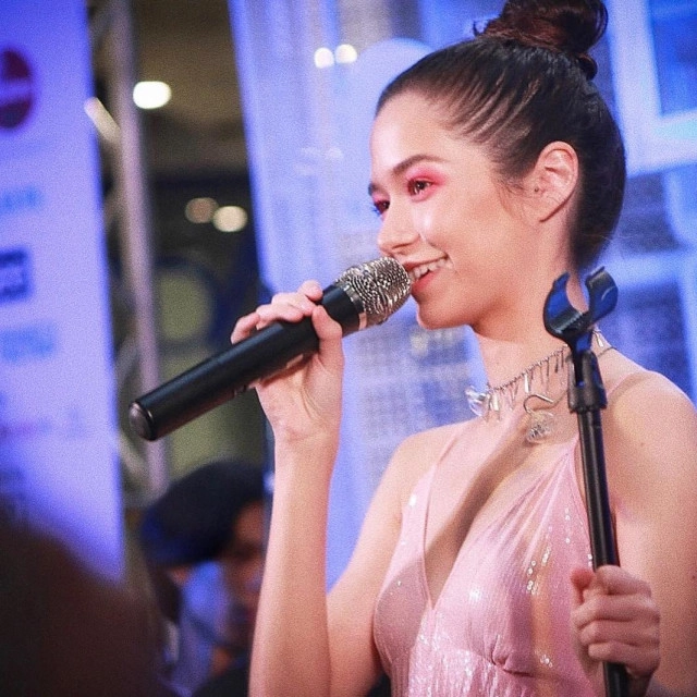 ดราม่าเฉย! คอมเม้นท์ "ซันนี่" แซวไอจี "วี วิโอเลต" ทำชาวโซเชียลบางคนไม่ถูกใจสิ่งนี้