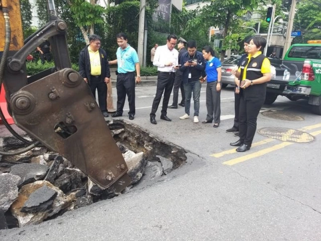 กทม.เร่งซ่อมถนนย่านเพชรบุรียุบตัว