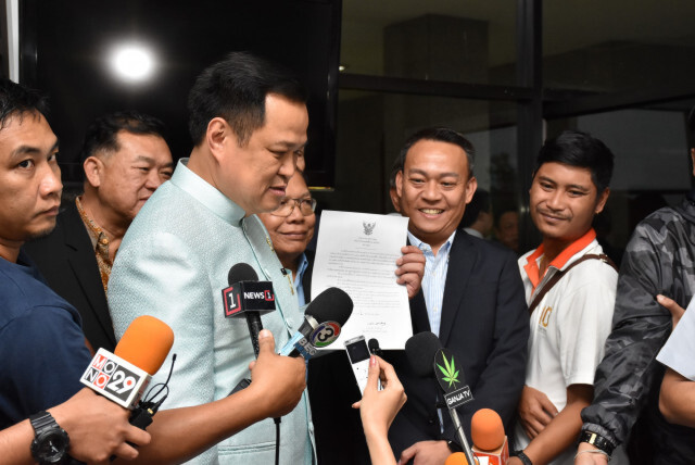 อนุทิน ลงนามรับรองหมอพื้นบ้านตามระเบียบกระทรวงฉบับใหม่