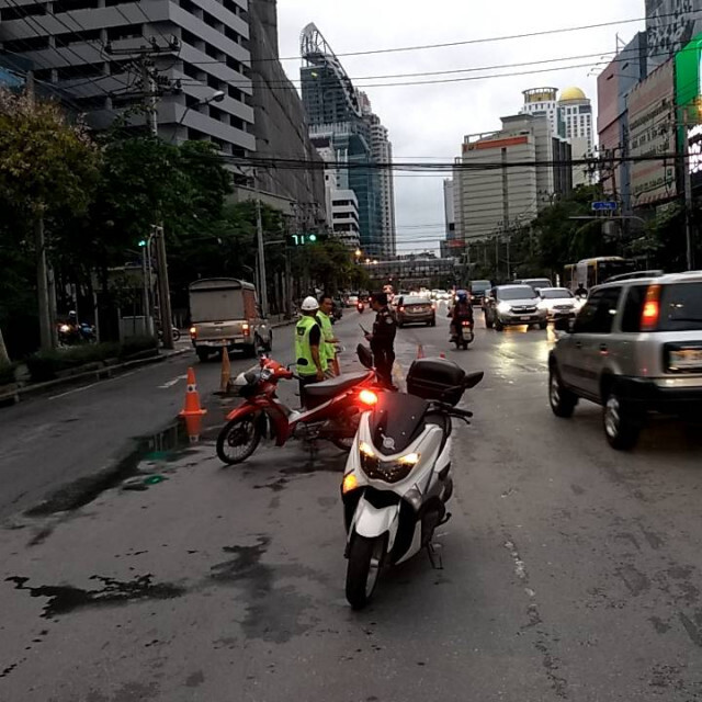 เลี่ยงถ.เพชรบุรี ขาเข้า ถนนทรุดเป็นหลุม จนท.เร่งซ่อมด่วน