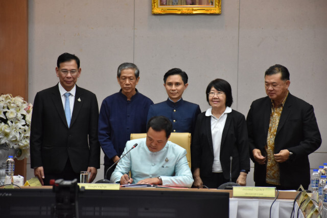 อนุทิน ลงนามรับรองหมอพื้นบ้านตามระเบียบกระทรวงฉบับใหม่