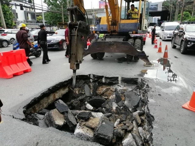 กทม.เร่งซ่อมถนนย่านเพชรบุรียุบตัว
